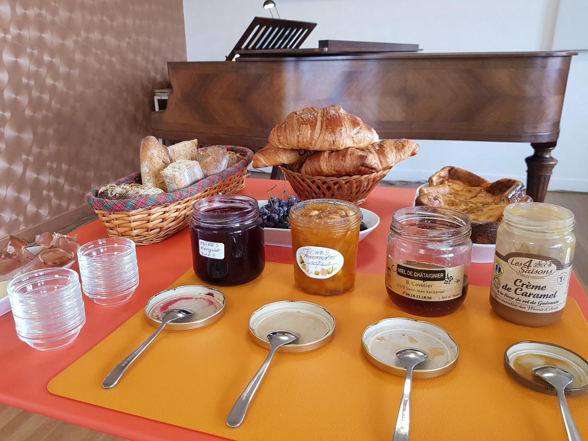 Les Balcons Du Tregor Bed & Breakfast Ланьон Екстериор снимка